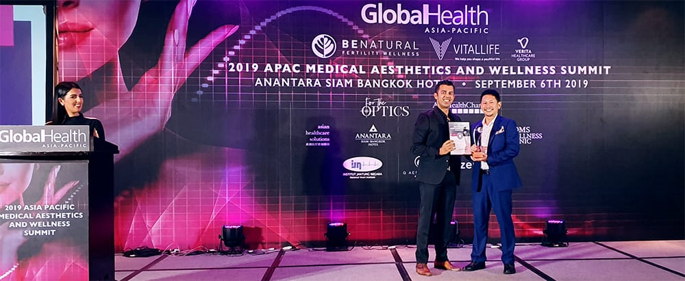 Dr Chen Tai Ho received the award on Premier Clinic