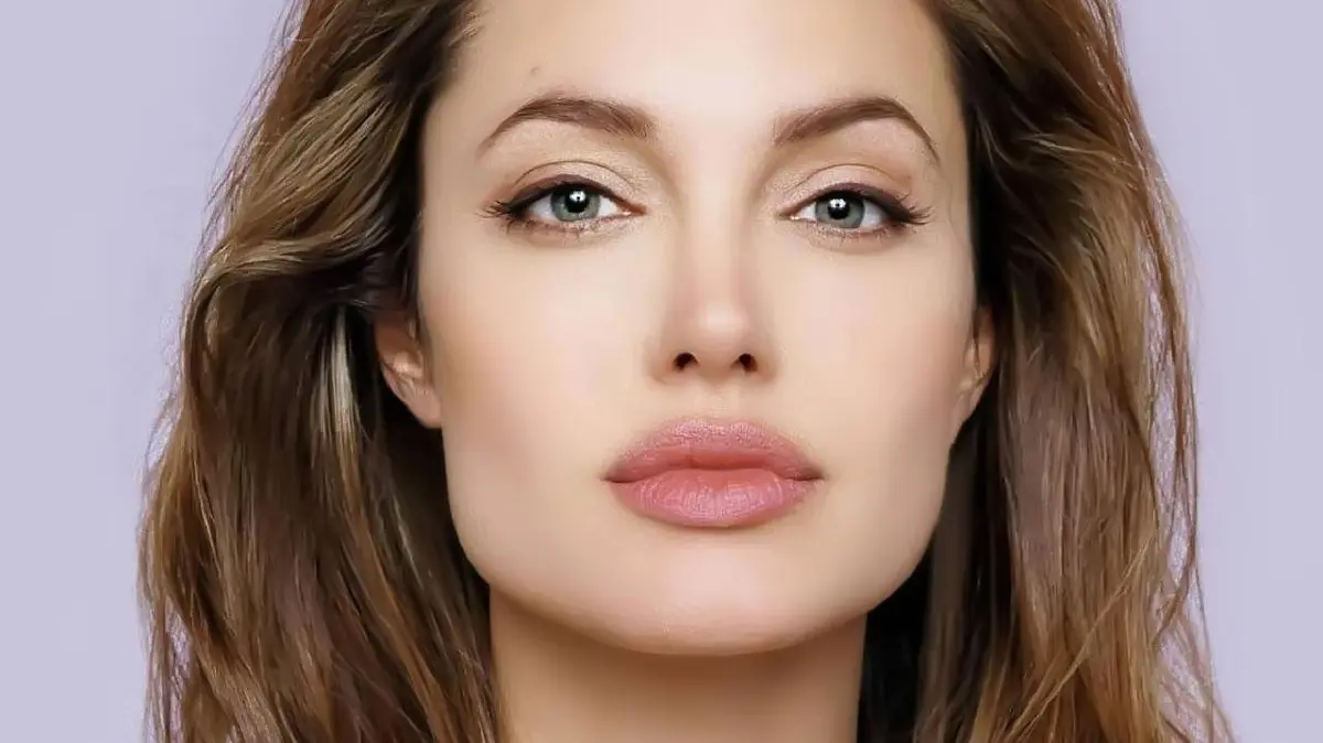 Angelina Jolie lips