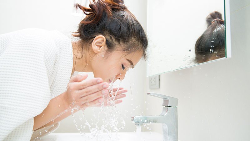  Double-cleansing your face 